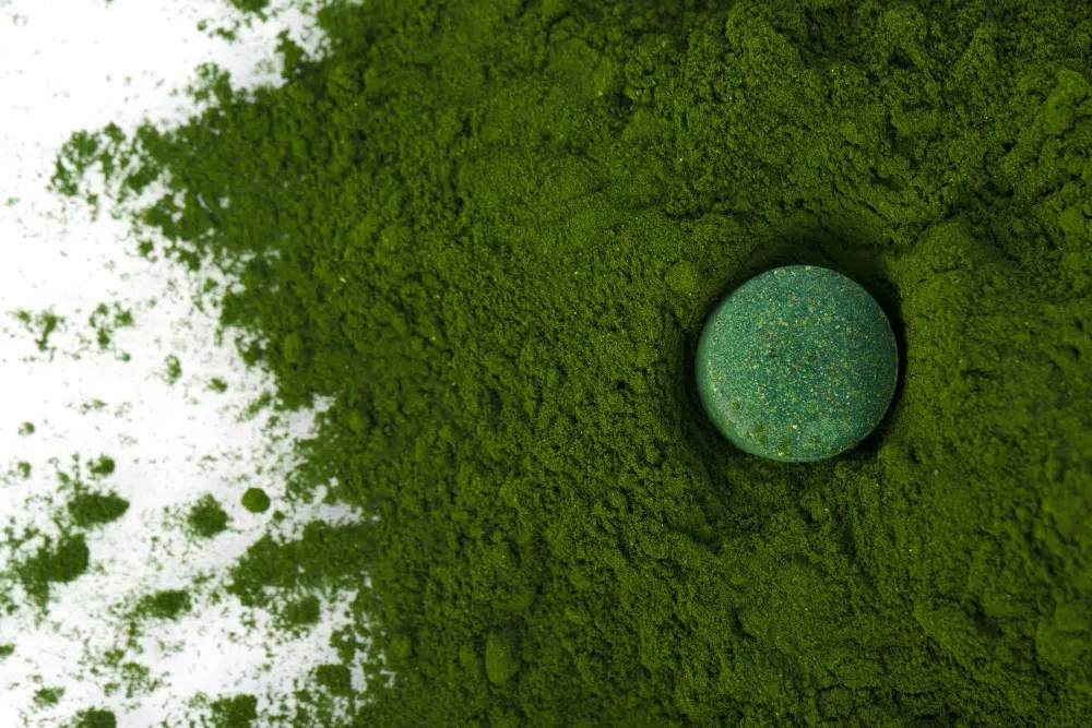 Spirulina és chlorella tabletta: Természetes méregtelenítő kombináció