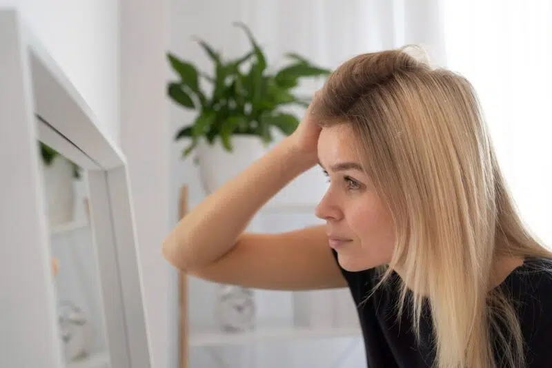 Természetes megoldások a hajhullás ellen: Gyógynövények és vitaminok a sűrű hajkoronáért